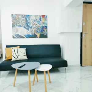uma sala de estar com um sofá verde e uma mesa em Dream Apartment Ioannina em Ioannina