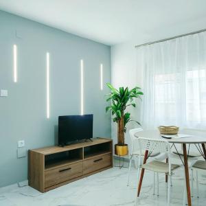 uma sala de estar com uma televisão e uma mesa em Dream Apartment Ioannina em Ioannina