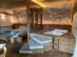 ボルミオにあるAL BAIT DA LUCIA Bormioのバスルーム(バスタブ付)、ベッド1台が備わります。