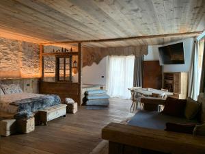 um quarto com uma cama e uma mesa em AL BAIT DA LUCIA Bormio em Bormio