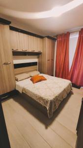 1 dormitorio con cama y cortina roja en Private Room in #Msida #Pieta 'New & Modern' 30 Mins Walk To Valletta en Tal-Pietà