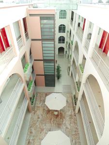 una vista aérea de un edificio con un pasillo en Hotel River Poliforum, en León