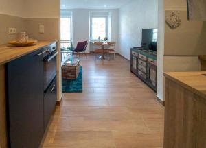uma cozinha com pisos em madeira e uma sala de jantar em Moselliebe Zell em Zell an der Mosel