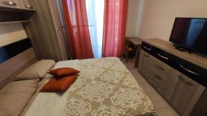 Dormitorio pequeño con cama y TV en Private Room in #Msida #Pieta 'New & Modern' 30 Mins Walk To Valletta en Tal-Pietà