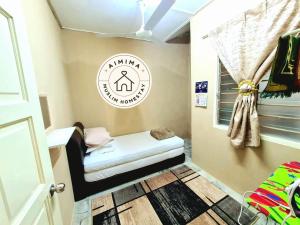 Aimima Muslim Homestay @ Lost World Of Tambun. في Kampong Batu Lapan: غرفة طفل مع أريكة باللونين الأبيض والأسود ونافذة