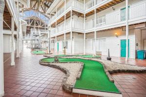 ein großes Gebäude mit einem Putting Green in der Mitte in der Unterkunft Harbourside 7718- Premier in Clearwater Beach