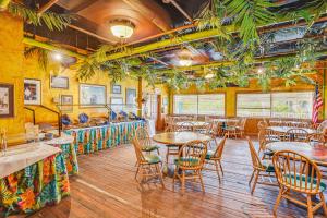 ein Restaurant mit Tischen und Stühlen in einem Zimmer in der Unterkunft Harbourside 7718- Premier in Clearwater Beach
