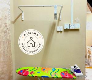 Aimima Muslim Homestay @ Lost World Of Tambun. في Kampong Batu Lapan: لوح ركوب الأمواج على رف في غرفة +7 صور
