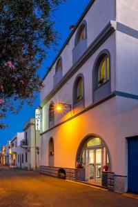 un bâtiment situé sur le côté d'une rue dans l'établissement Hotel Cala Di Seta, à Calasetta