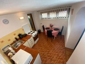 - Vistas a la cocina y al comedor en Privat Tília, en Ivachnová 8 fotos más
