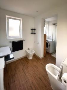 uma casa de banho com um WC, um lavatório e uma janela em Azur Arts Lanzarote Lofts em Tinajo