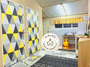 Aimima Muslim Homestay @ Lost World Of Tambun. في Kampong Batu Lapan: حمام بجدار هندسي باللونين الأصفر والأسود