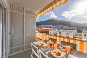 comedor con vistas a la ciudad en LosCristianos Luxury AirCon Sunny Aptm Sea View en Arona