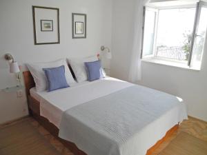 Ein Bett oder Betten in einem Zimmer der Unterkunft Apartments & Room Paula