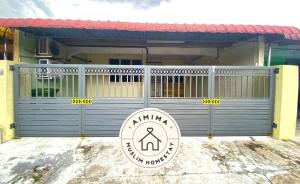 Aimima Muslim Homestay @ Lost World Of Tambun. في Kampong Batu Lapan: باب جراج مع وجود لافته امام المنزل