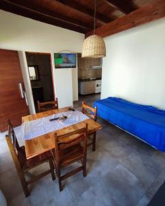 sala de estar con mesa y cama en Lo de Sil en Santa Teresita