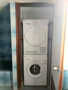een wasmachine en droger in een kleine kamer bij turtle guesthouse- tiberias in Tiberias