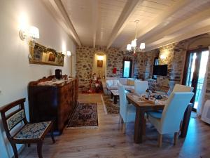 sala de estar con mesa y sillas en Rodanthe's Guest House, en Stemnitsa