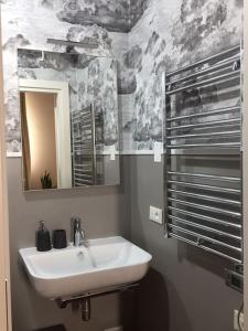 uma casa de banho com um lavatório e um espelho em Room114 - Studio apartment near the center em Florença