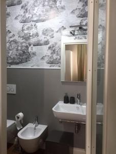 y baño con lavabo y espejo. en Room114 - Studio apartment near the center, en Florencia