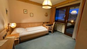 Łóżko lub łóżka w pokoju w obiekcie Hotel Alpenrose