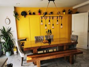 una sala da pranzo con tavolo e sedie in legno di Cozy room in Lucan a Lucan