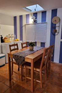 mesa de comedor con sillas y cocina en La Chalana, en Porís de Abona