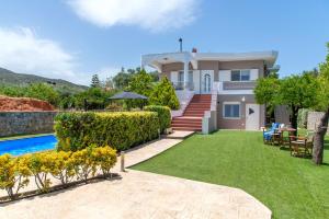 una casa con giardino e piscina di Chania City Villa a Mourniaí