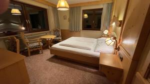Łóżko lub łóżka w pokoju w obiekcie Hotel Alpenrose