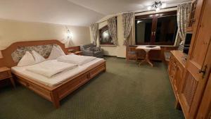Łóżko lub łóżka w pokoju w obiekcie Hotel Alpenrose