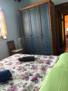 a bedroom with a bed with a floral quilt on it at Country House Girasole Crete Senesi Vakantie Huis in Asciano
