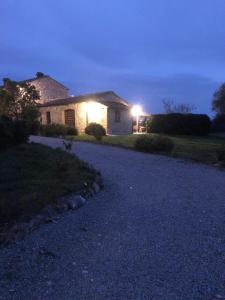a house at night with lights on a driveway at Country House Girasole Crete Senesi Vakantie Huis in Asciano