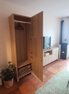 A television and/or entertainment centre at Sierra Nevada Gala Bike CAR