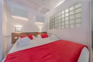 パリにあるSaint Michel Quartier Latinのベッドルーム1室(赤毛布付きの大型ベッド1台付)