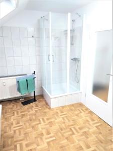 a bathroom with a shower and a glass shower stall at schöne geräumige ganze Wohnung als Unterkunft in Bergen