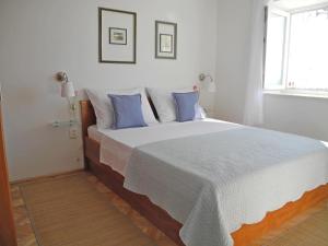 Ein Bett oder Betten in einem Zimmer der Unterkunft Apartments & Room Paula