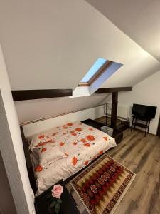 a bed in a room with a skylight at Casa de vacanta Mirela in Novaci-Străini