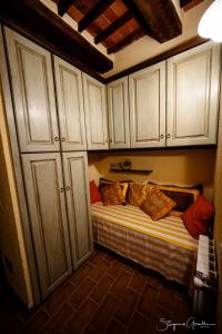 un letto in una camera con armadi bianchi di La Casa del Puffo a Santa Fiora