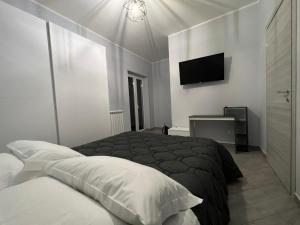 1 dormitorio con 1 cama y TV de pantalla plana en VillaRussoRoma, en Roma