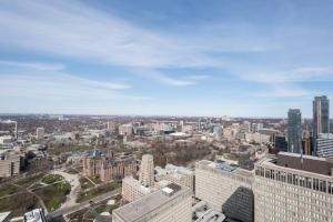 een luchtzicht op een stad met hoge gebouwen bij Stunning condo with fantastic view of the city! in Toronto