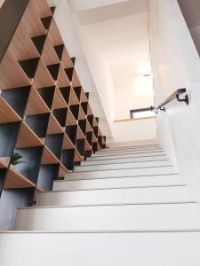 una escalera en una casa con una pared geométrica en Ocean Guest House en Magong