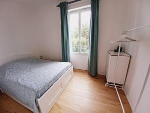 a bedroom with a bed and a window at Le Cocon d'Aguilera à 200m du stade et 2km de la plage in Anglet