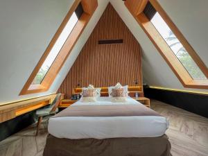 ein Schlafzimmer mit einem großen Bett im Dachgeschoss in der Unterkunft Le Domaine Limoune in Oulad Teïma