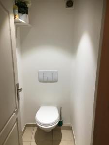 een badkamer met een wit toilet in een kamer bij Terrasses du Port 5 mn, T2 moderne tout équipé 5 couchages in Marseille