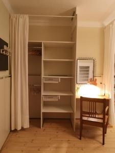 um quarto com um armário com uma secretária e uma cadeira em Das Kleine Haus - Vintage-Apartment im Innenhof em Viena
