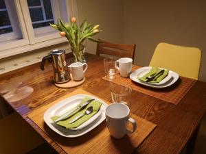uma mesa de madeira com dois pratos de pickles em Das Kleine Haus - Vintage-Apartment im Innenhof em Viena