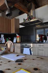 Kuhinja oz. manjša kuhinja v nastanitvi Attika Wohnung 7546 Ardez