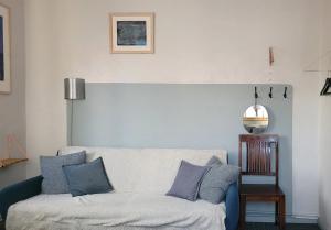 - un salon avec un canapé et des oreillers bleus dans l'établissement Apartament ALMONIA, à Wrocław