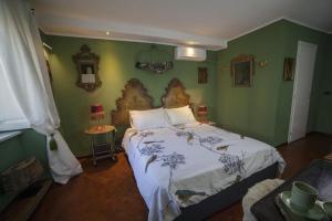 1 dormitorio con 1 cama grande y paredes verdes en Residenze Torinesi, en Turín