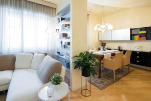 sala de estar con sofá blanco y mesa en Foscolo 25 Apartment, en Pisa